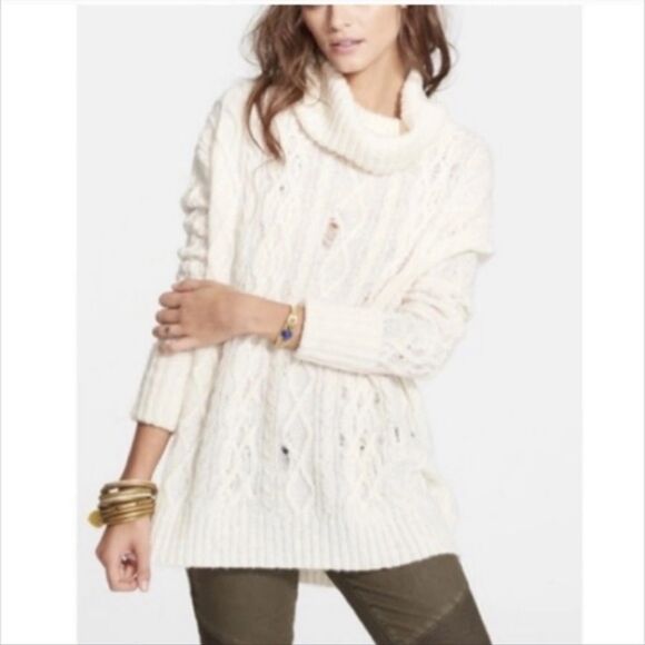 Free People Women’s Small Off-White Oversized Distressed Turtleneck Knit Sweater - Picture 1 of 10